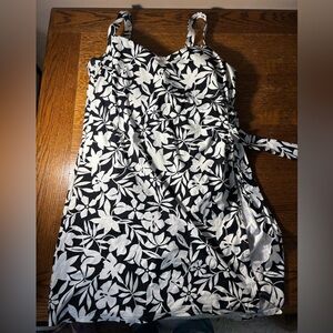 Lands' End Black and White Floral Swim dress 10D